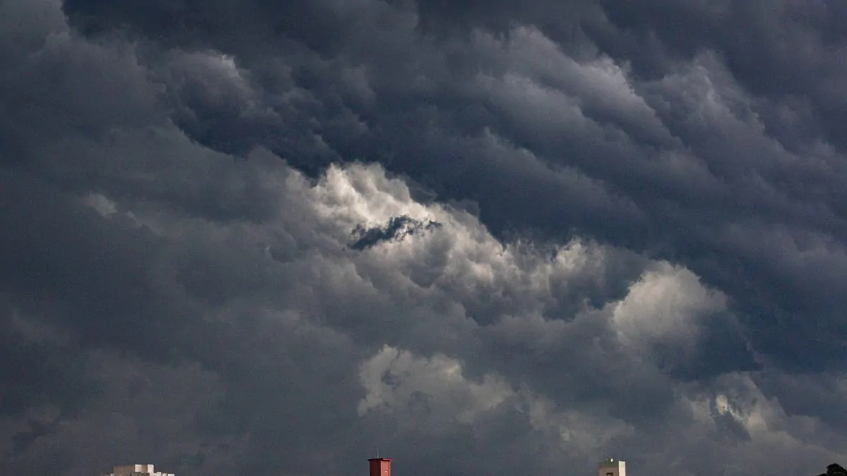 Cena de temporal e chuva forte em área urbana de Santa Catarina