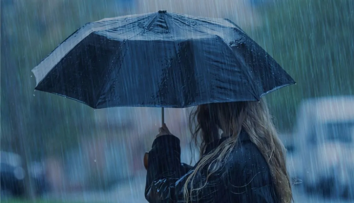 Menina com guarda-chuva;