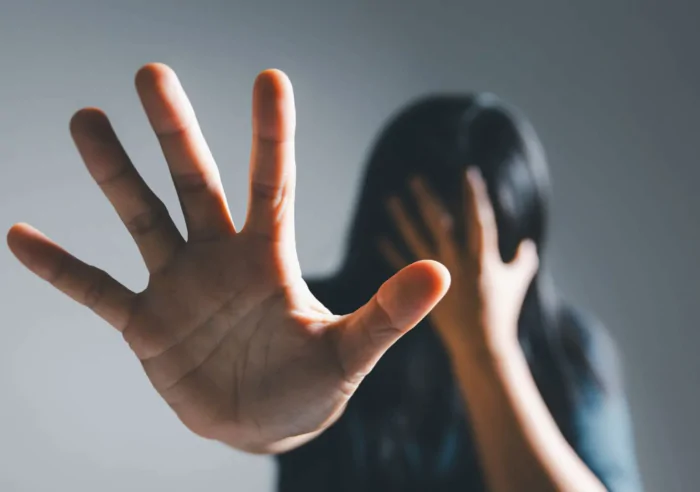 Arte gráfica temática sobre violência contra a mulher e atuação da Justiça.