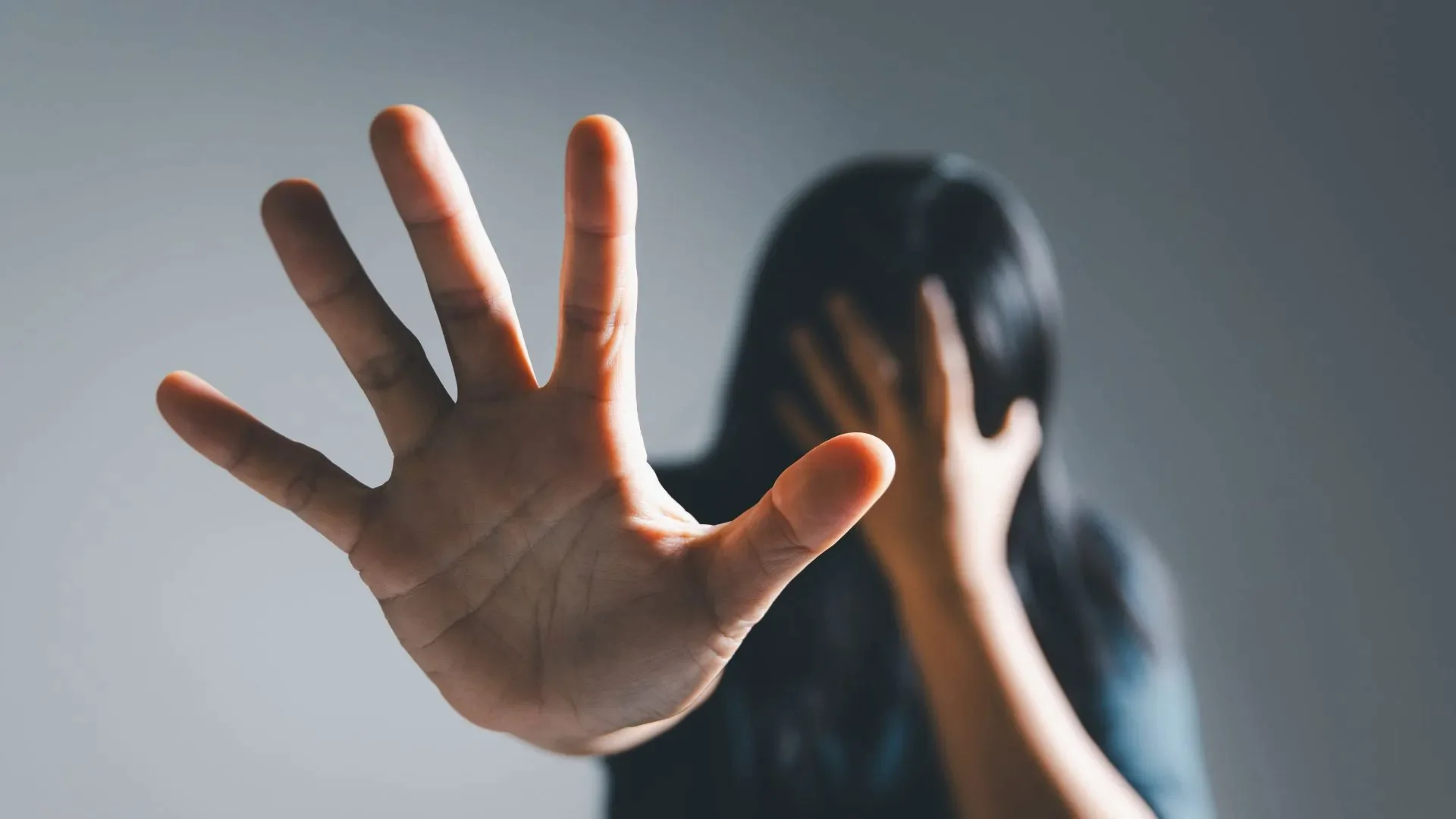 Arte gráfica temática sobre violência contra a mulher e atuação da Justiça.