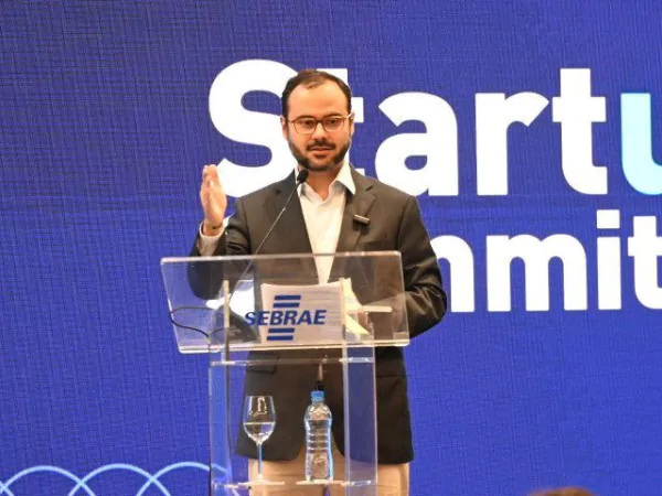 Ministro Paulo Pereira discursando no palco do Startup Summit em Florianópolis