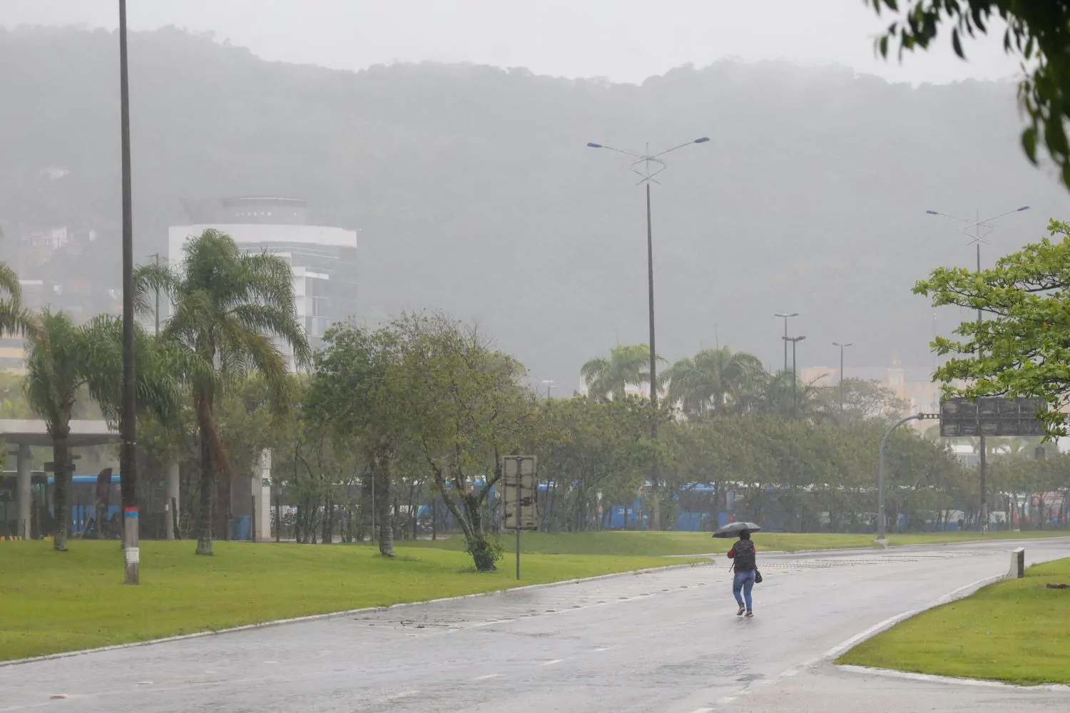 Equipe ou estrutura da Defesa Civil de Santa Catarina em operação de monitoramento.