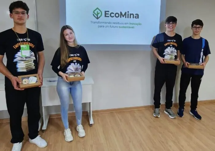 Grupo de participantes e organizadores do programa Geração Empreendedora reunidos em sala da ACIAV