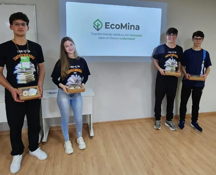 Grupo de participantes e organizadores do programa Geração Empreendedora reunidos em sala da ACIAV