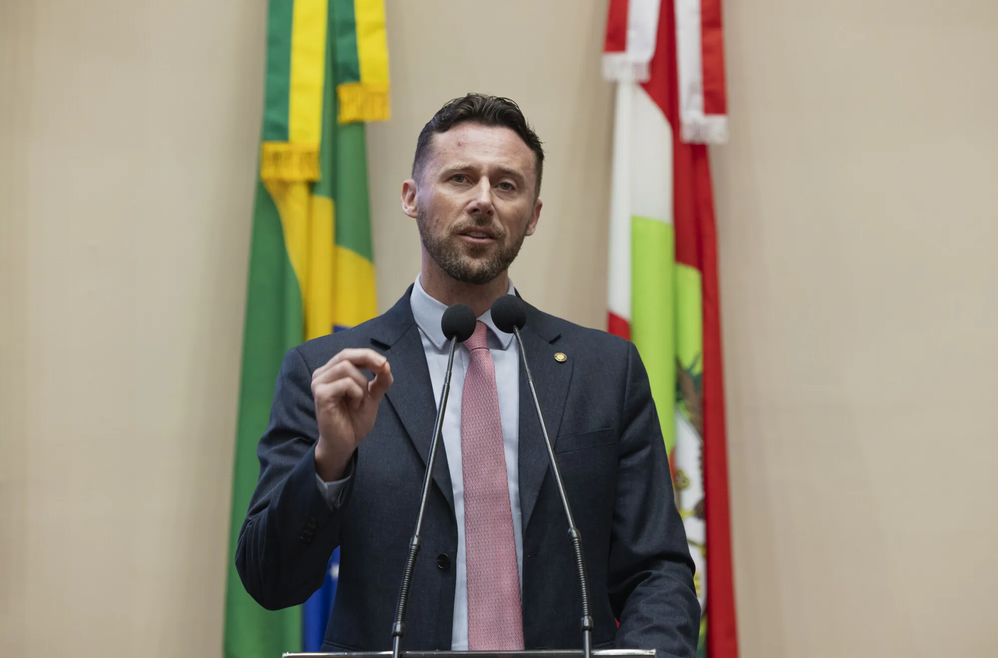 Plenário da Assembleia Legislativa com deputados durante sessão.