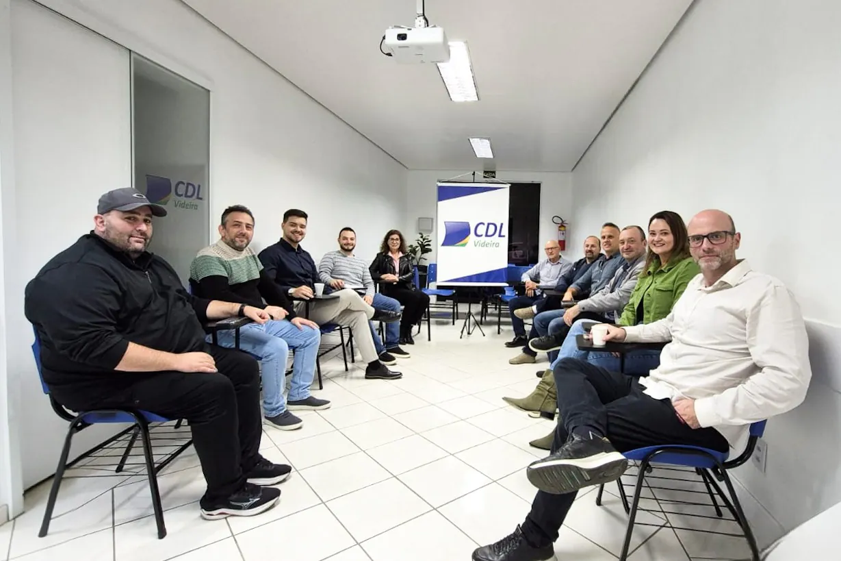 Diretoria da CDL Videira reunida em sala de reuniões.