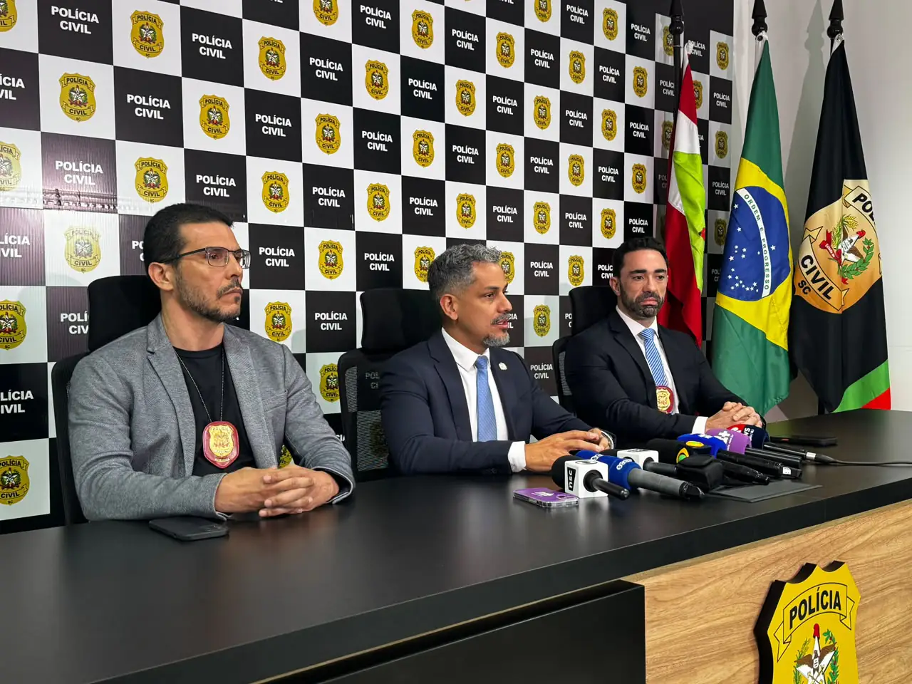 Delegados da Polícia Civil em coletiva de imprensa sobre apreensão de drogas.